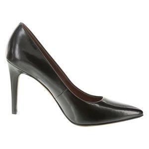 Classic black pumps. 8W